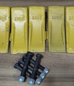 Conjunto capa de dente e parafusos